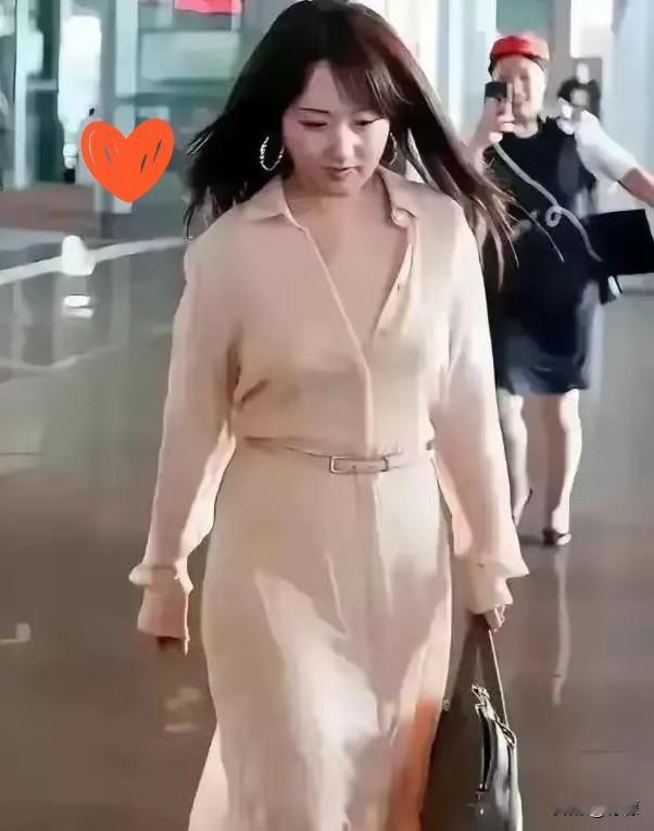 杨钰莹今年53岁，
在深圳住着一套3000万的顶楼豪宅，现在她最上心的事，就是在