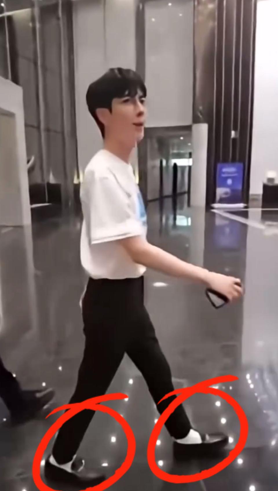 梳理发现，

萌萌很喜欢穿大几码的鞋子，

这已经不是他第一次在公众场合穿比自己