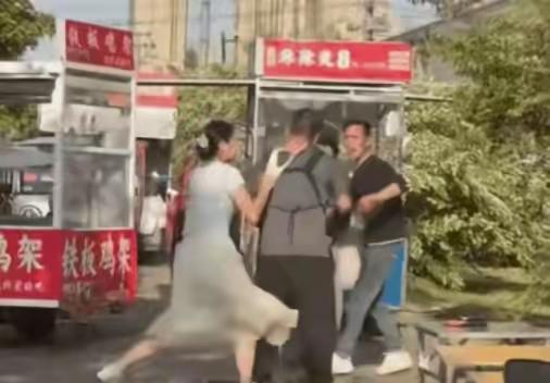 脱内裤的女人也是火了，直接把内裤脱了，套在对方头上！2026 年 5 月 13 