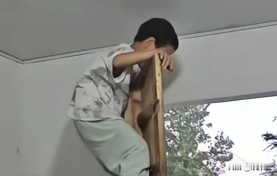 近日，安徽一位母亲分享一段视频，视频中八岁的男孩爬在门上，爷爷轻轻推门，男孩随着