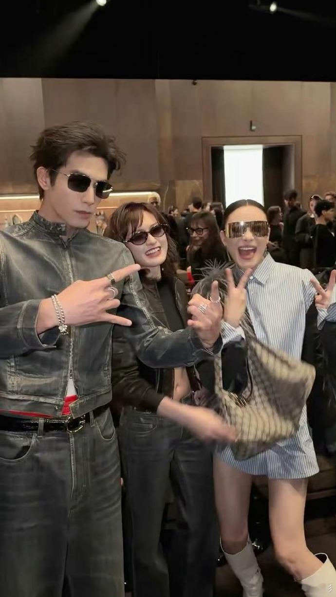 倪妮让宋威龙田曦薇文淇开心点 活动后台花絮曝光，倪妮看到身旁宋威龙、田曦薇、文淇