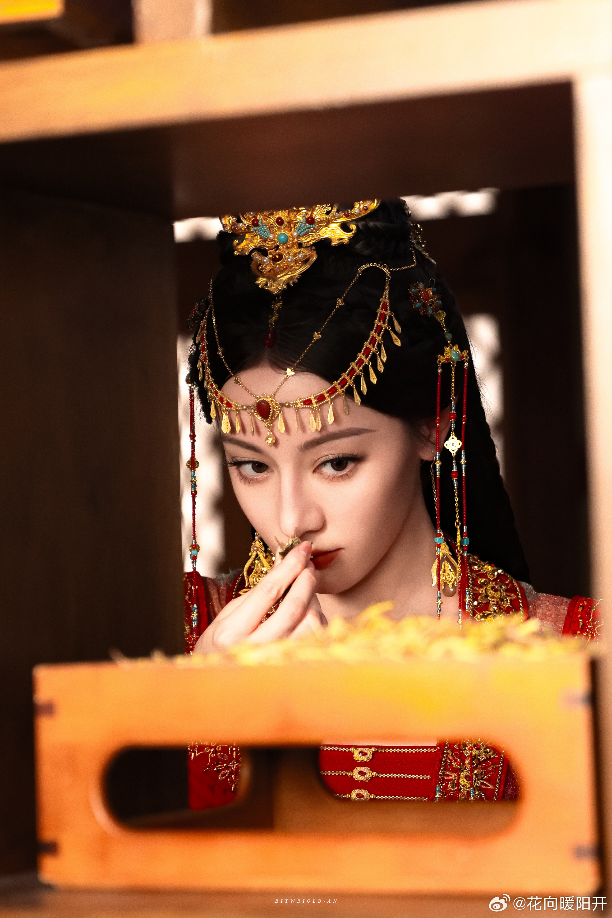 迪丽热巴这段好强的压迫感看到了迪丽热巴的情绪转换也是觉得相当的酷，而且灵主不怒自