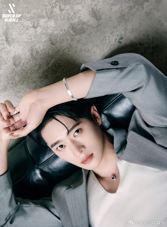 丞磊 大大方方清清爽爽的丞磊这状态也太绝了！身姿舒展不紧绷，整个人大大方方的，自