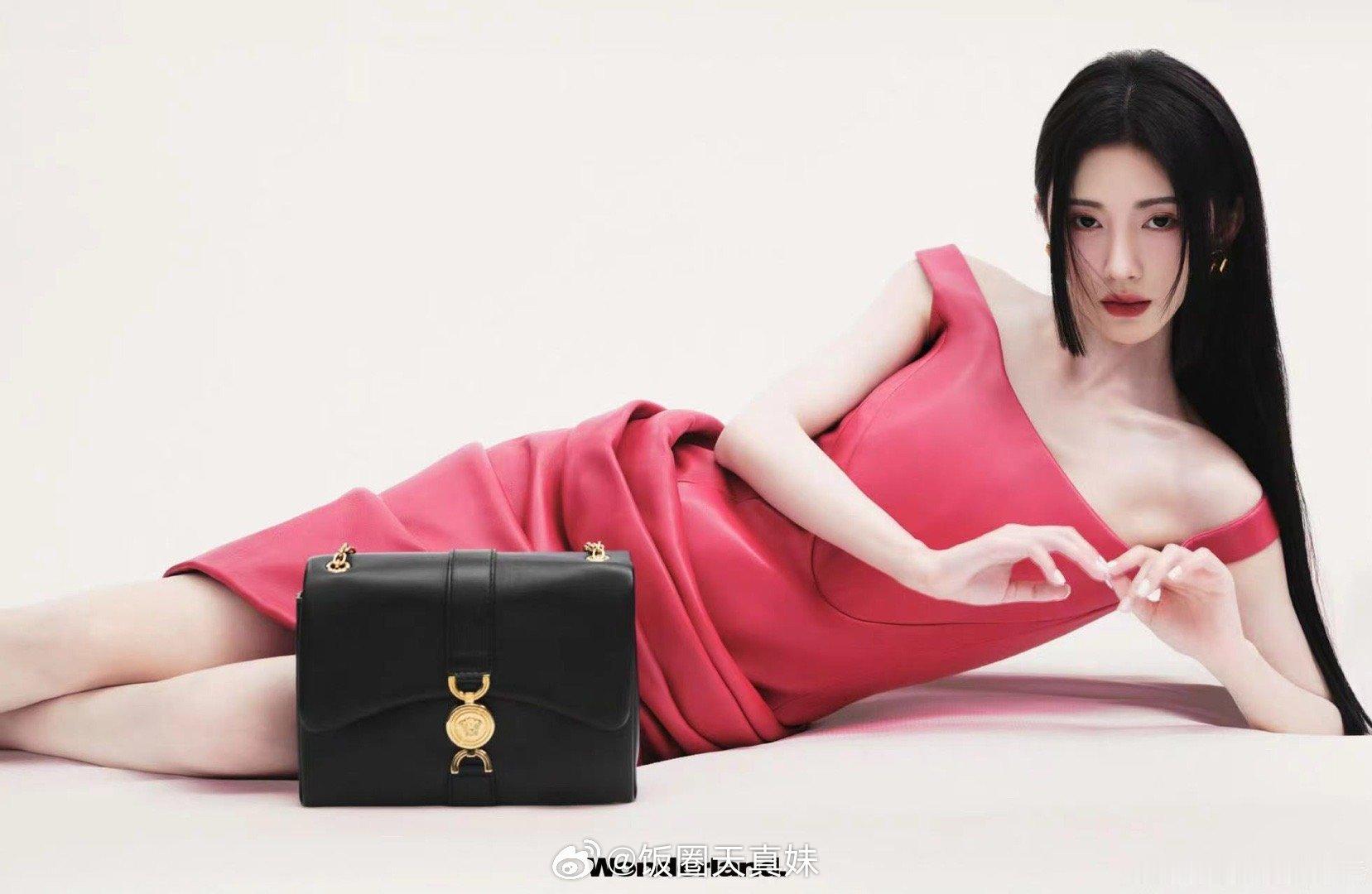 #安妮海瑟薇鞠婧祎穿了同款#鞠婧祎身着VERSACE24秋冬系列经典红黑配色打造