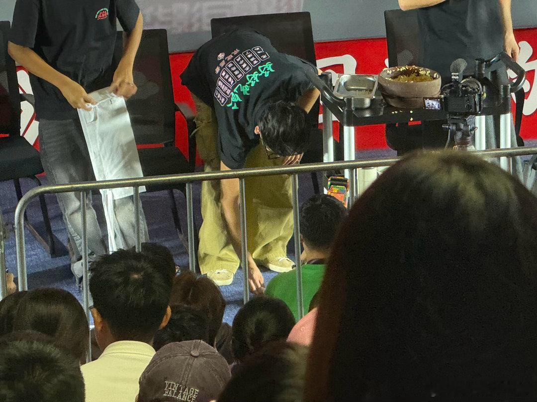 蒋奇明路演擦地蒋奇明龙餐馆路演擦地聚光灯打向他的时候，他输出角色力量；灯光边角，