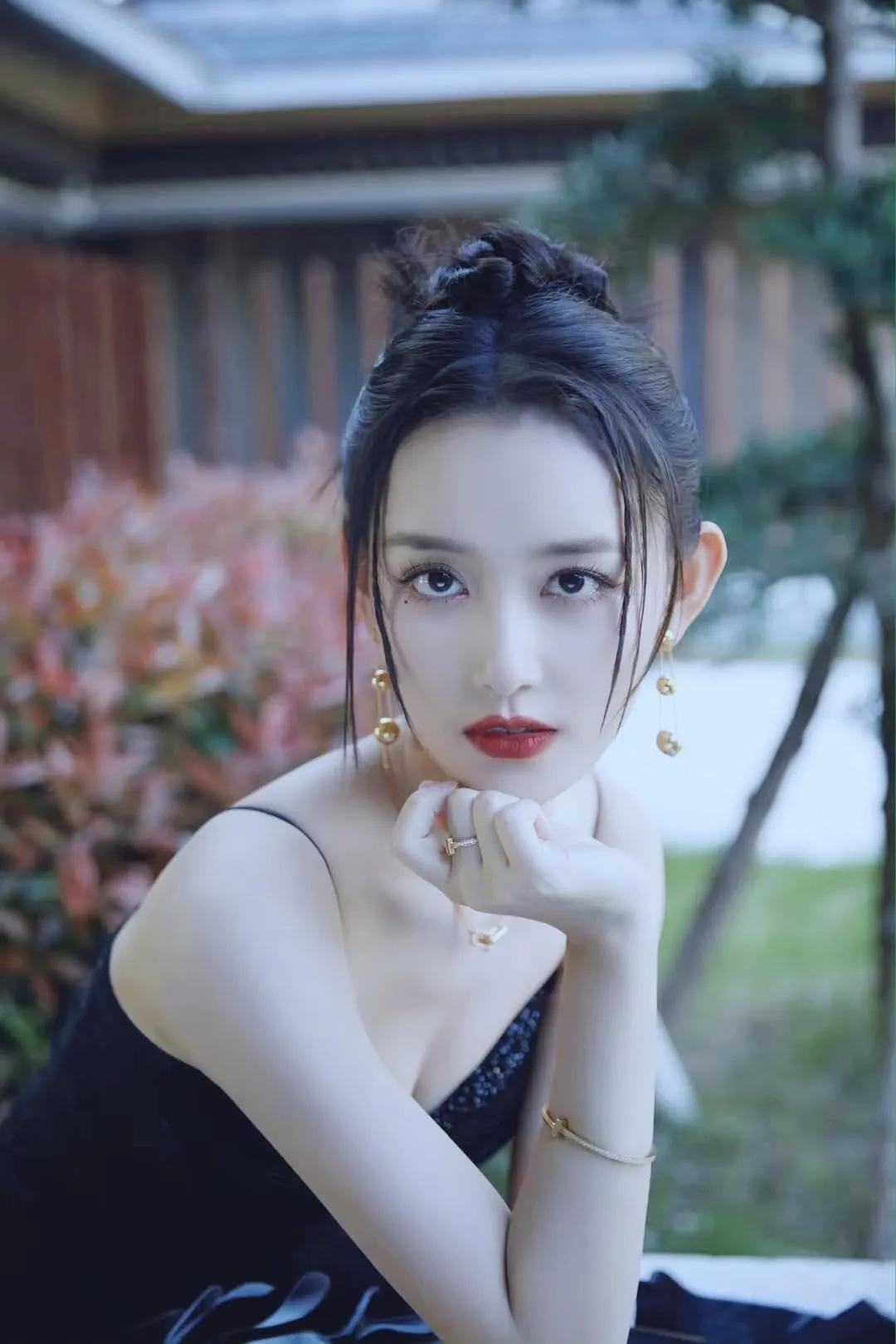 蒋依依，一袭黑色吊带抹胸裙，身材傲人，美艳动人。