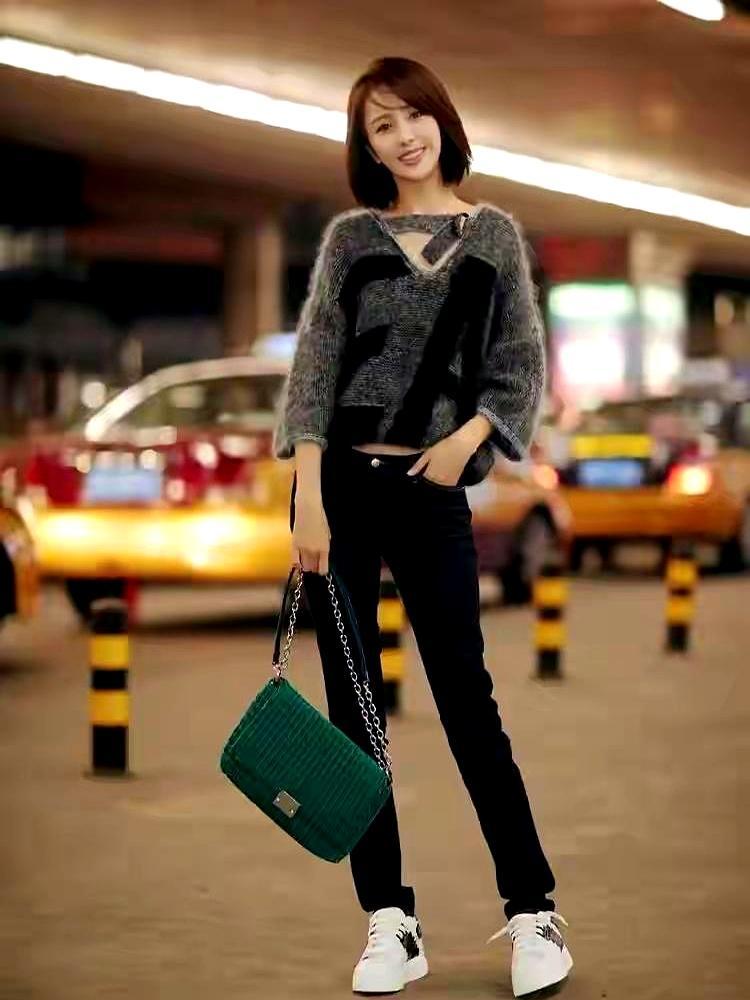 当一个女人的身材被形容为“让杨幂和刘亦菲甘拜下风”时，这已经不是赞美，而是一场流