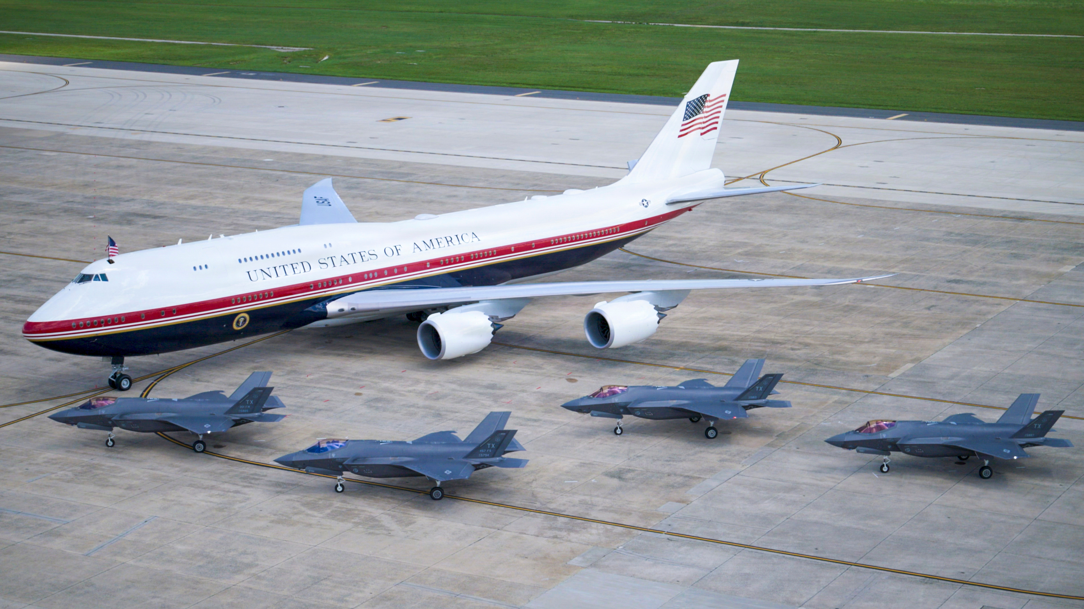印地赛车“自由250大奖赛”飞越行动结束之后，VC-25B“桥梁”和4架F-35