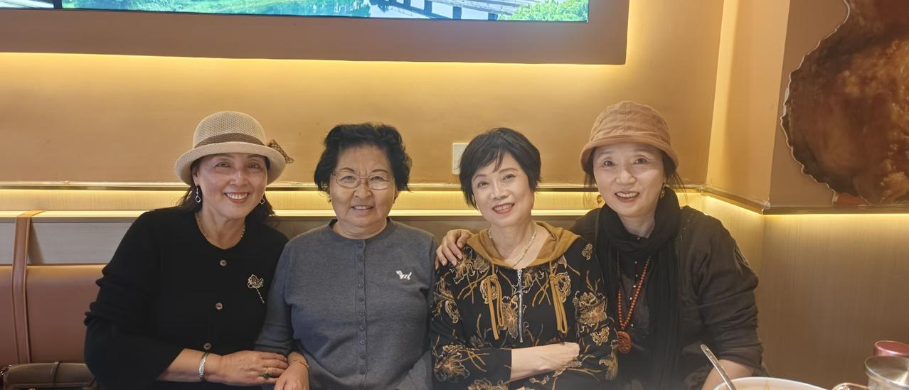 和朋友相聚的快乐
难得这几位比我年轻许多的朋友总惦记着我，隔一段时日便得找机会聚