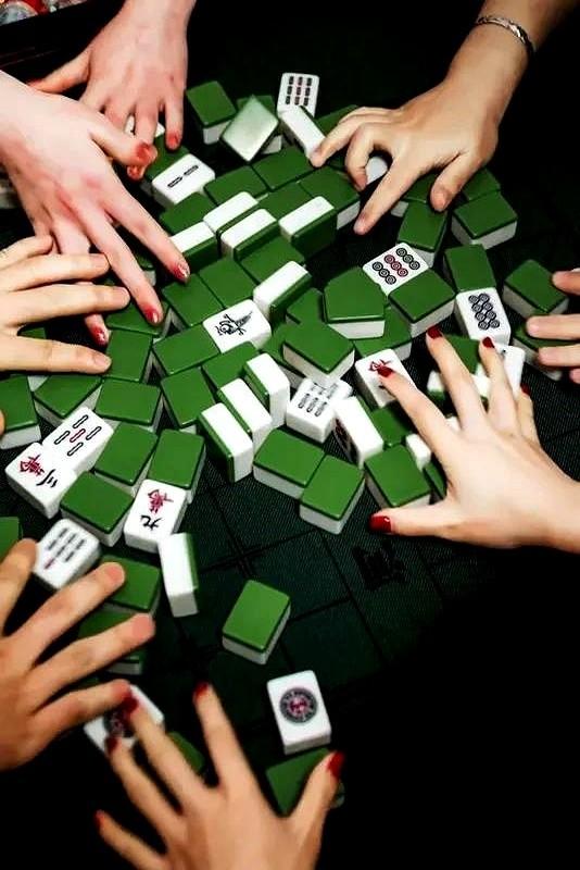 牌桌上就数他声音最大：“嗨，今天手气不错，小赢几十块！”
他把那张皱巴巴的钞票塞
