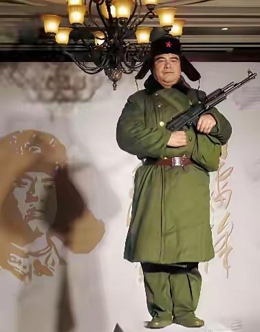 2012年3月，陈光标为纪念雷锋而自发进行的行为艺术。

据说是在弘扬“无私奉献