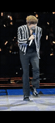 有时候真是搞不懂张杰，自己开演唱会为什么总是要去模仿别人呢，看他模仿别人的穿着打