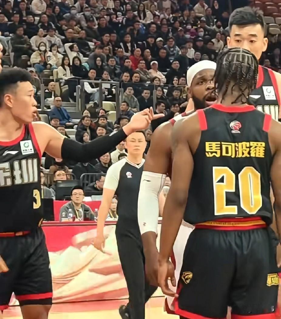 好外援！约翰逊谈为贺希宁出头：

“任何人都别想欺负我队友。”

“我会第一时间