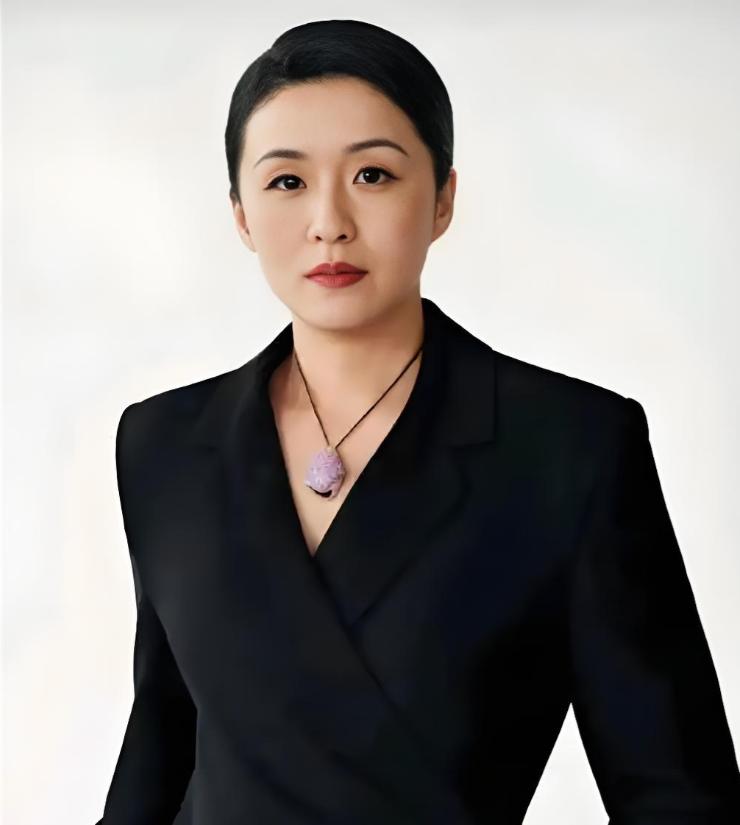 央妈终于发话了，
秦雯担任编剧的电视剧《爱情没有神话》宣布撤档了。这样的能人编出