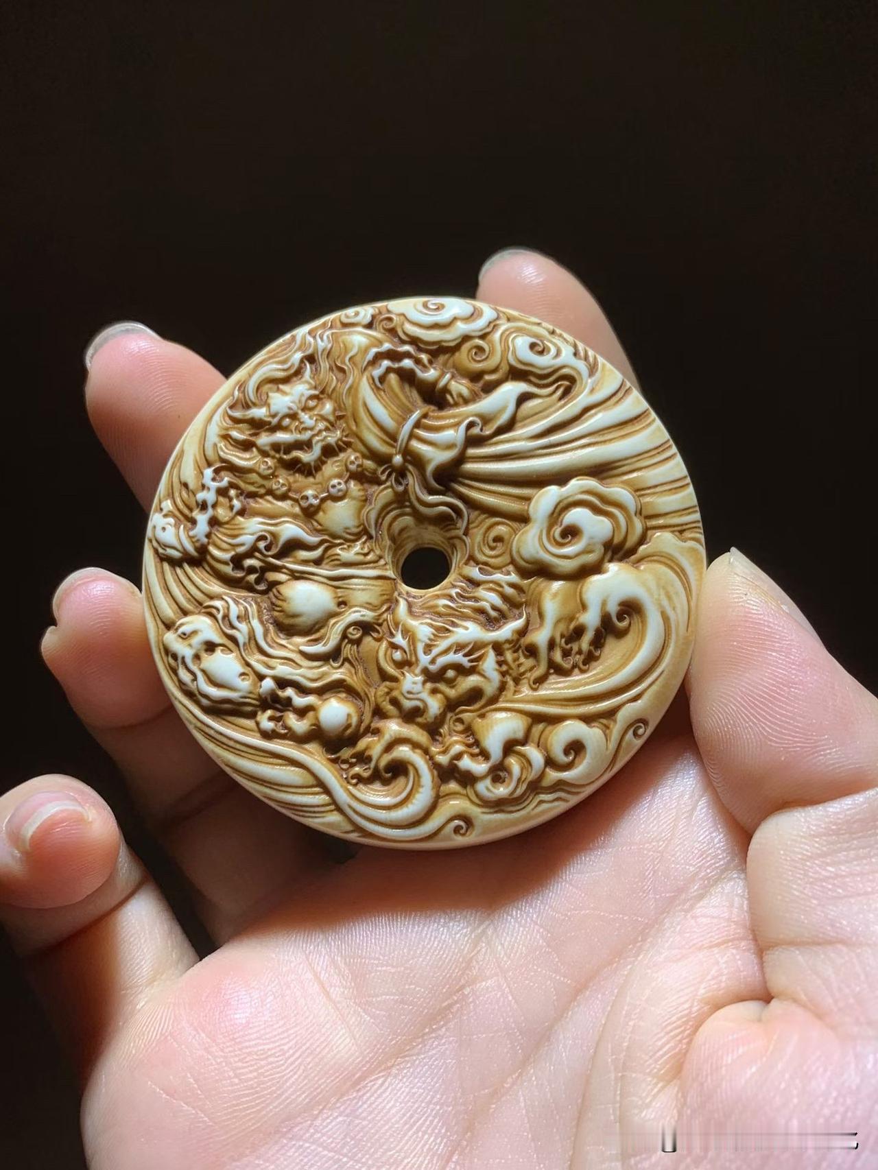 一枚平安扣，能把风云雷电都浓缩进方寸之间，并不容易。

这件《风生水起》以猛犸材