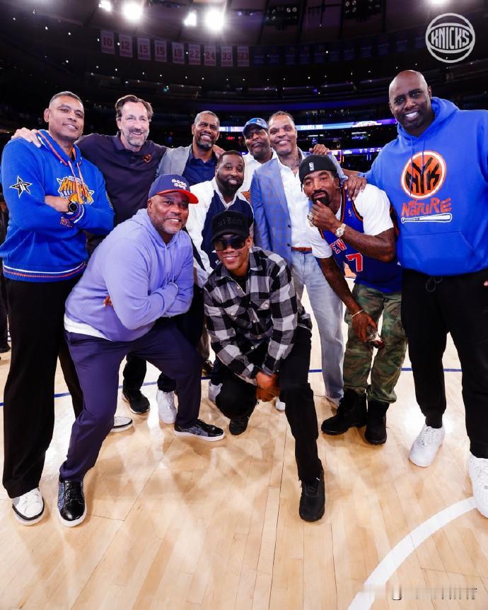 NBA季后赛：JR史密斯今天助阵尼克斯主场，两枚冠军戒指很拉风呀！
2016骑士