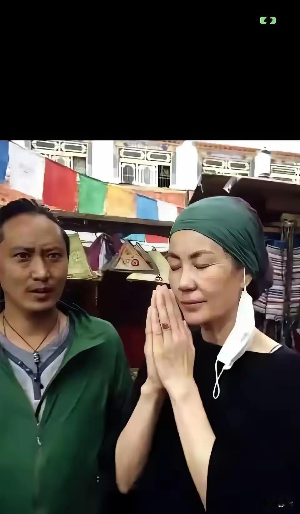 56岁王菲再次现身西藏，她素面朝天，头上裹着绿色头巾，穿着黑色长袍，自然素雅，无