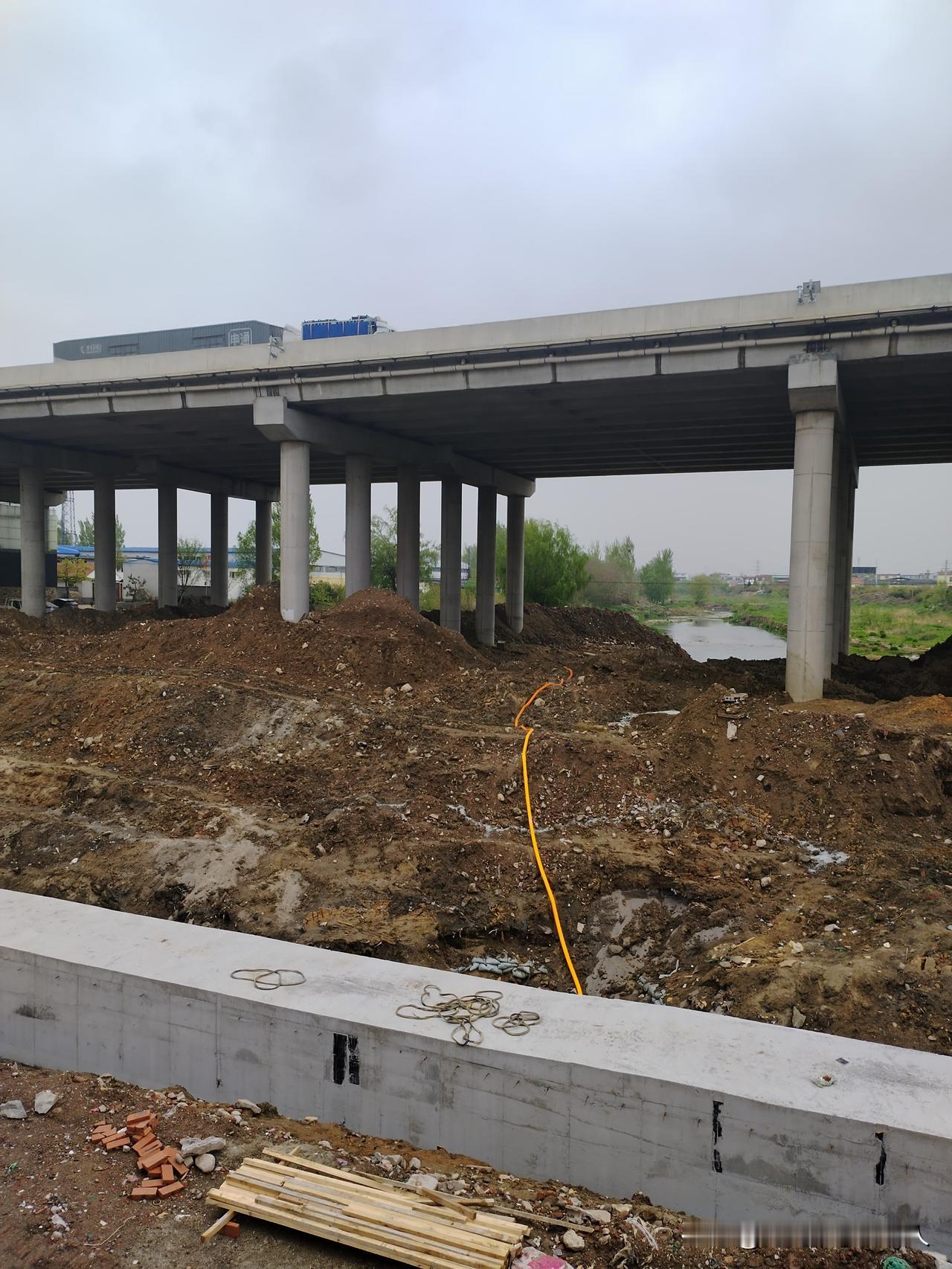 桥下的工地
 
站在这座还没完工的高架桥下，我心里满是感慨。

灰扑扑的混凝土桥