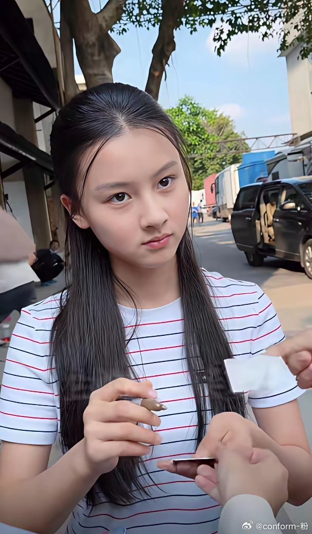 网友说网红七七长得和妈妈越来越像了，脸部留白变多了… 
