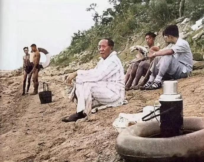一张老照片。毛爷爷游泳累了，席地而坐。伟人一生平易近人，与人民群众打成一片，从来