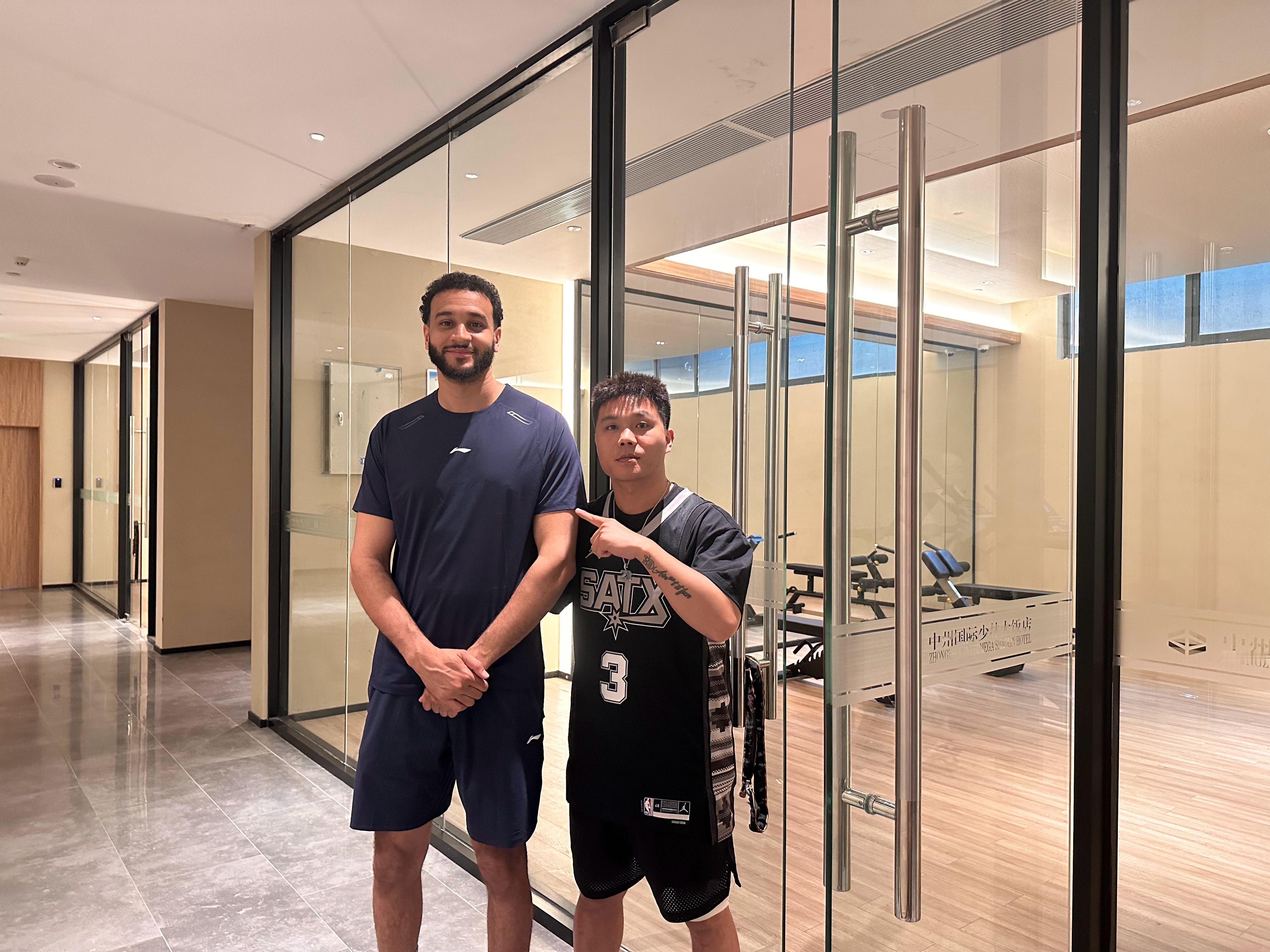 早上好偶遇了文班的工作人员[doge][doge][doge]我的观赛搭子 ​​