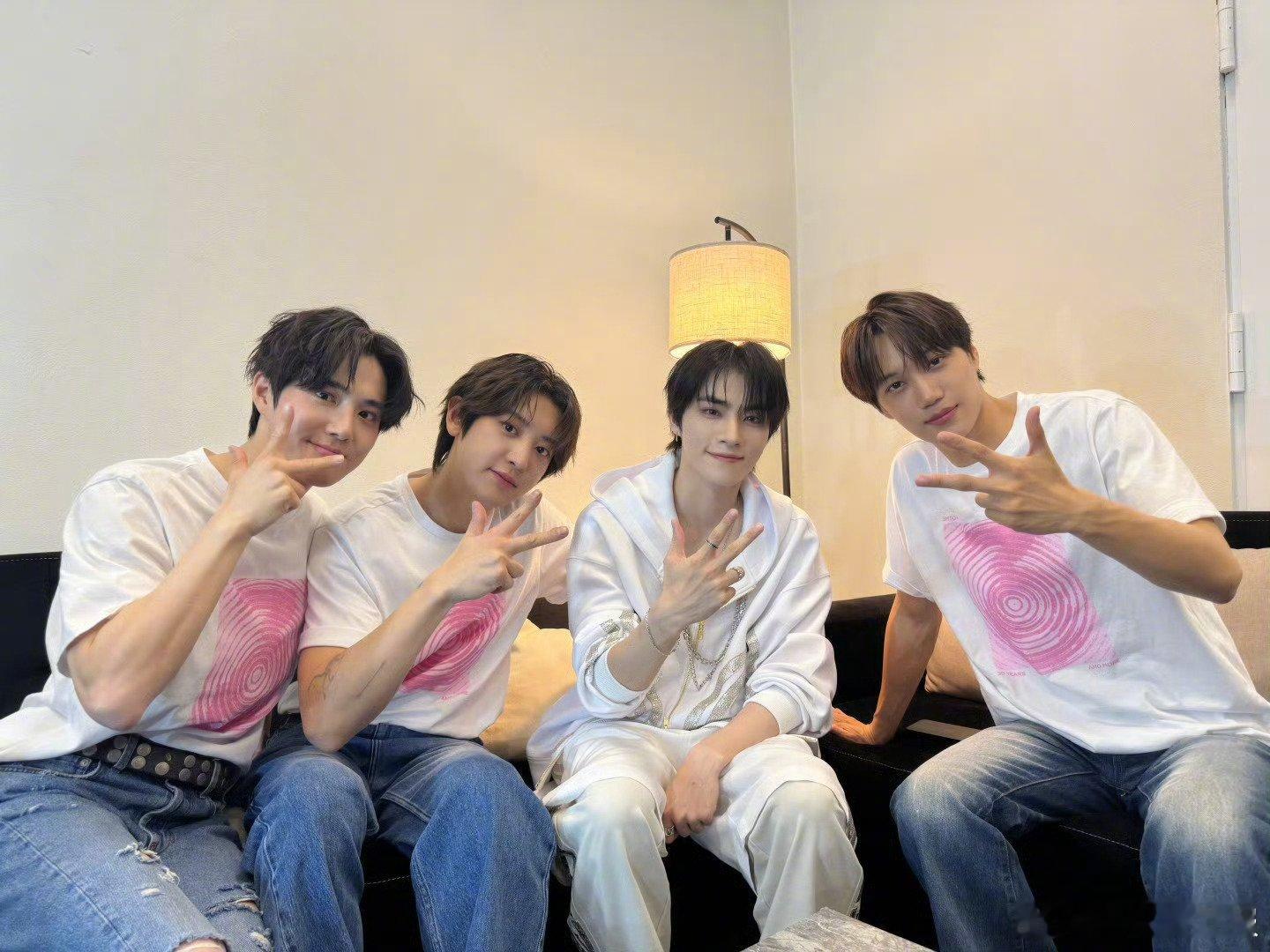 这波操作我给满分！在SMTOWN墨西哥后台和的SUHO、灿烈、KAI合影，《人鱼