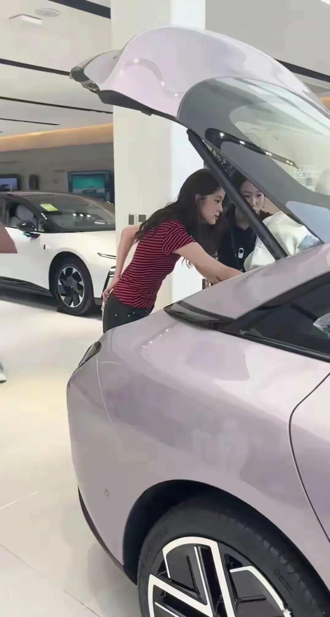 欧阳娜娜刚拿到驾照就现身长沙购买人生的第一辆车 成为绝美女车主。 ​​​