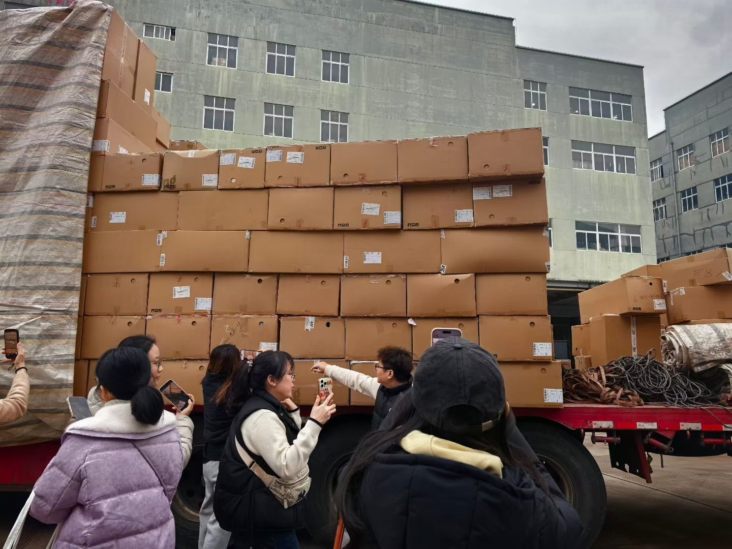 18号李宁＆安踏大促，价格非常炸裂，整个华东李宁和安踏直营店的货都在这里发出，前