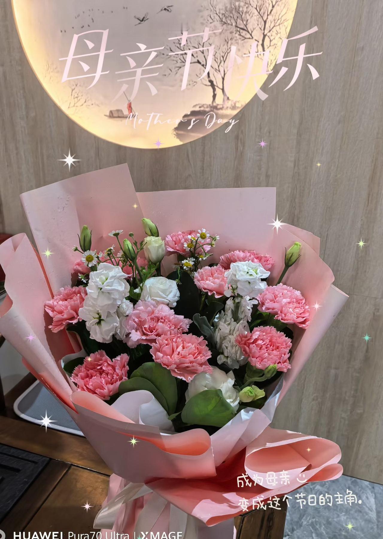 今日恰逢母亲节，街头买榴莲的人络绎不绝，都想着买回去陪母亲过节。
朋友说母亲节是