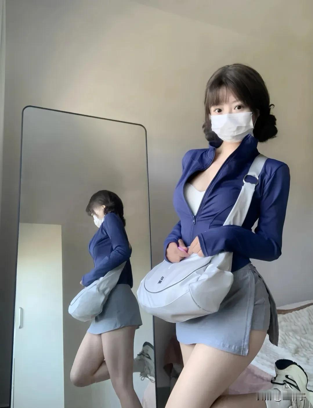 镜中人影动，心随步履轻。