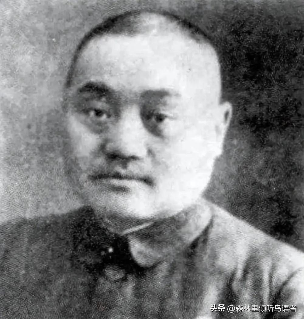 1951年，叶亚华流落澳门街头，乞讨数日没有收获，万般无奈之下，她在木牌写下一行