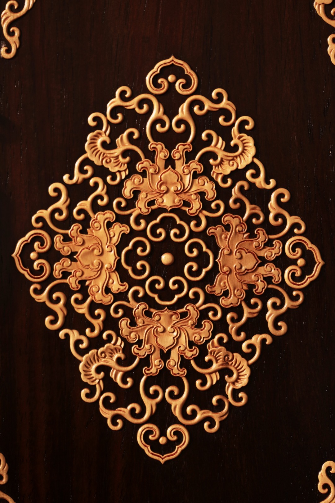 酸枝【西番莲如意纹】案上柜选材制作精良，比例优美端庄；内设两层两屉，箱门、两侧、