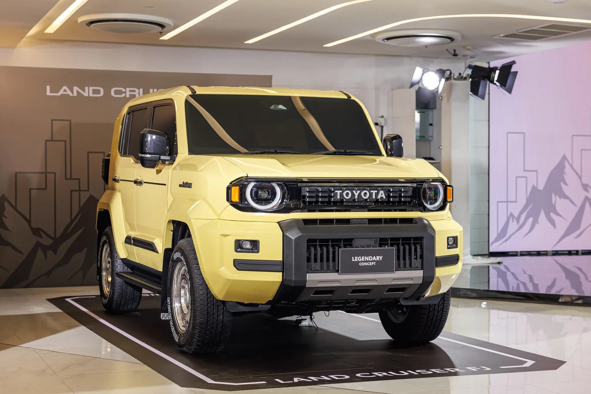 它和吉姆尼哪个块头大？。Toyota LAND CRUISER FJ