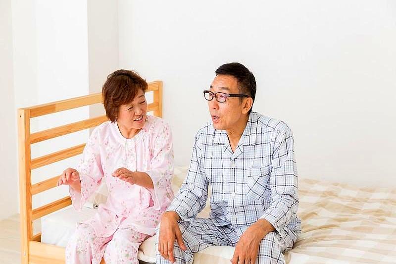 一同事去年离了，半年不到又再婚，前两天喝酒他红着眼说：半路夫妻，钱包各捂各的，孩
