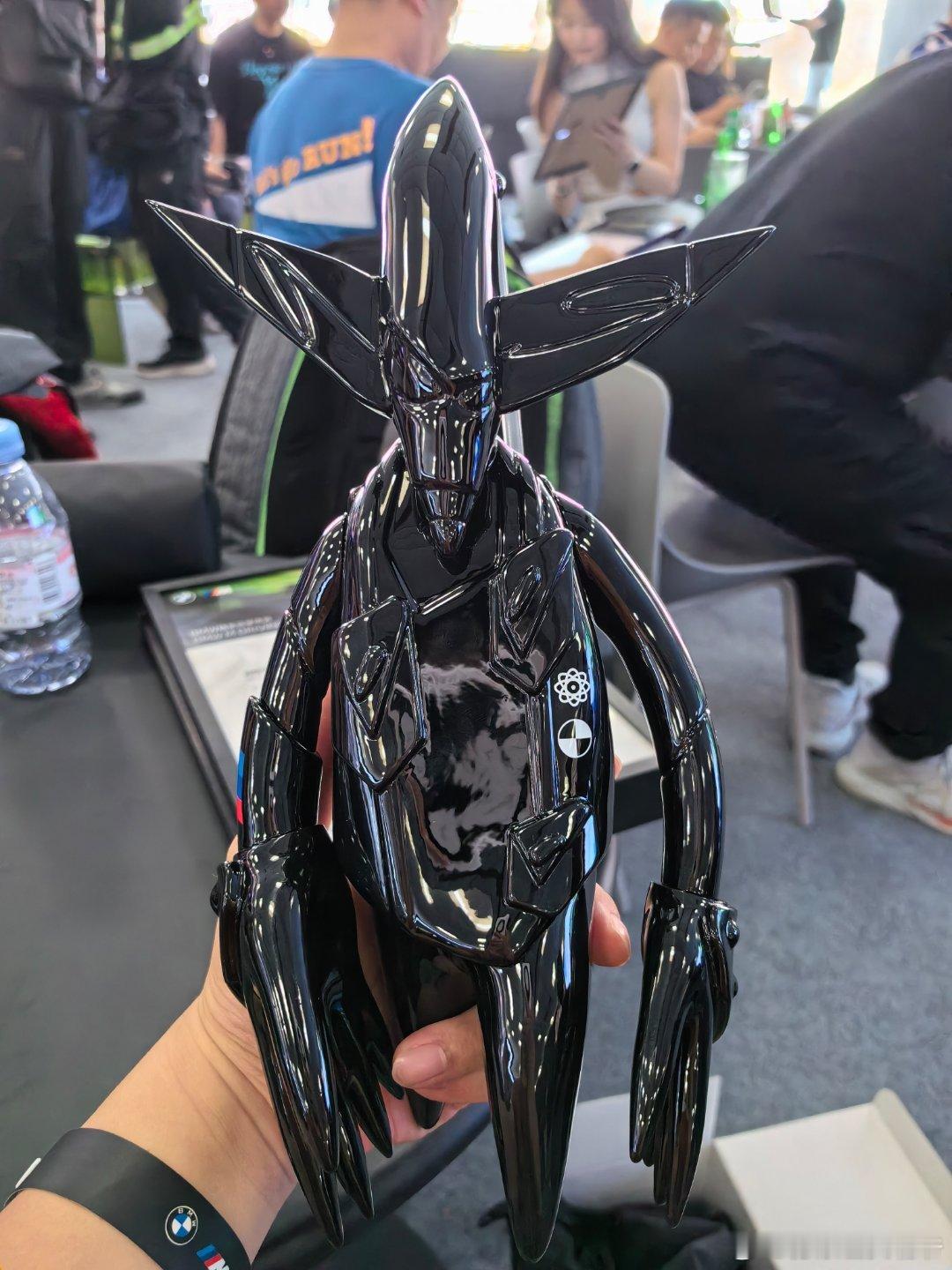 金卡纳小比赛第一得了个奖品，有人知道这是什么吗？据说是个联名版限量手办。  ​​