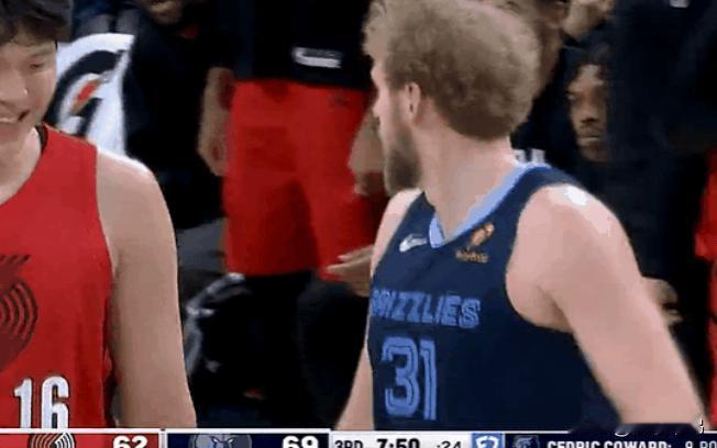 杨瀚森释放了，露出罕见笑容，把扎克伊迪打到五犯


杨瀚森第三节继续打，可以看到