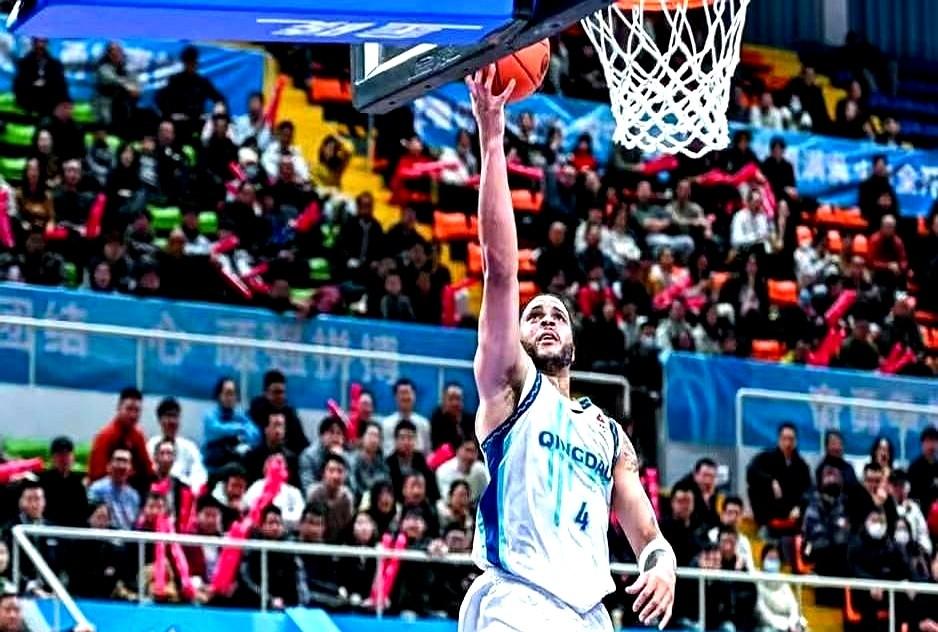 当着全队的面，主教练刘维伟指着外援韦瑟斯庞的肚子说：“你这肚腩，跑起来都在晃！”