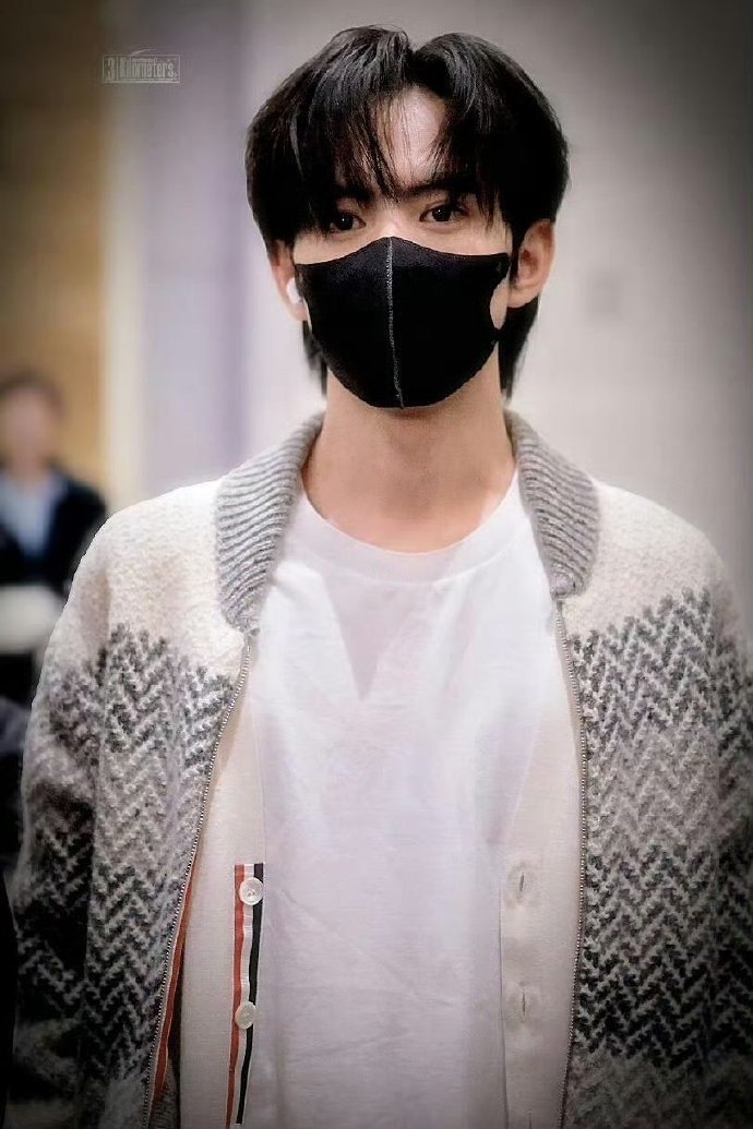 刘轩丞启程回国了刘轩丞大学生属性藏不住了 刘轩丞启程回国了，刘轩丞大学生属性藏不