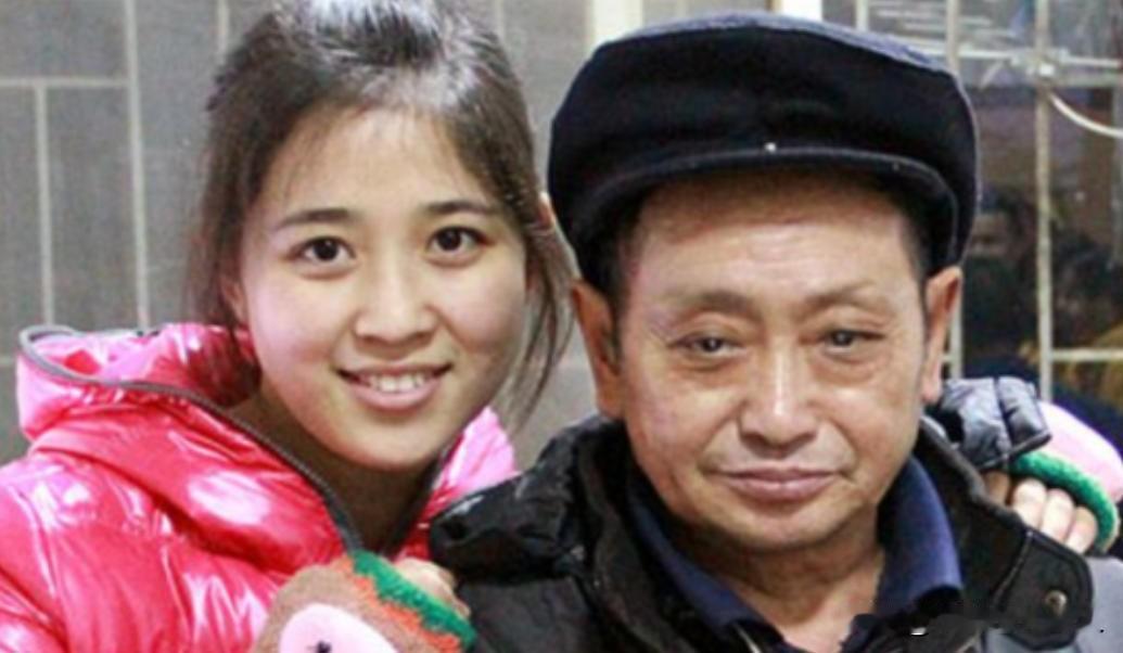 1990年，重庆36岁光棍捡到了一个女婴，含辛茹苦将她拉扯长大。没料到，养女成年