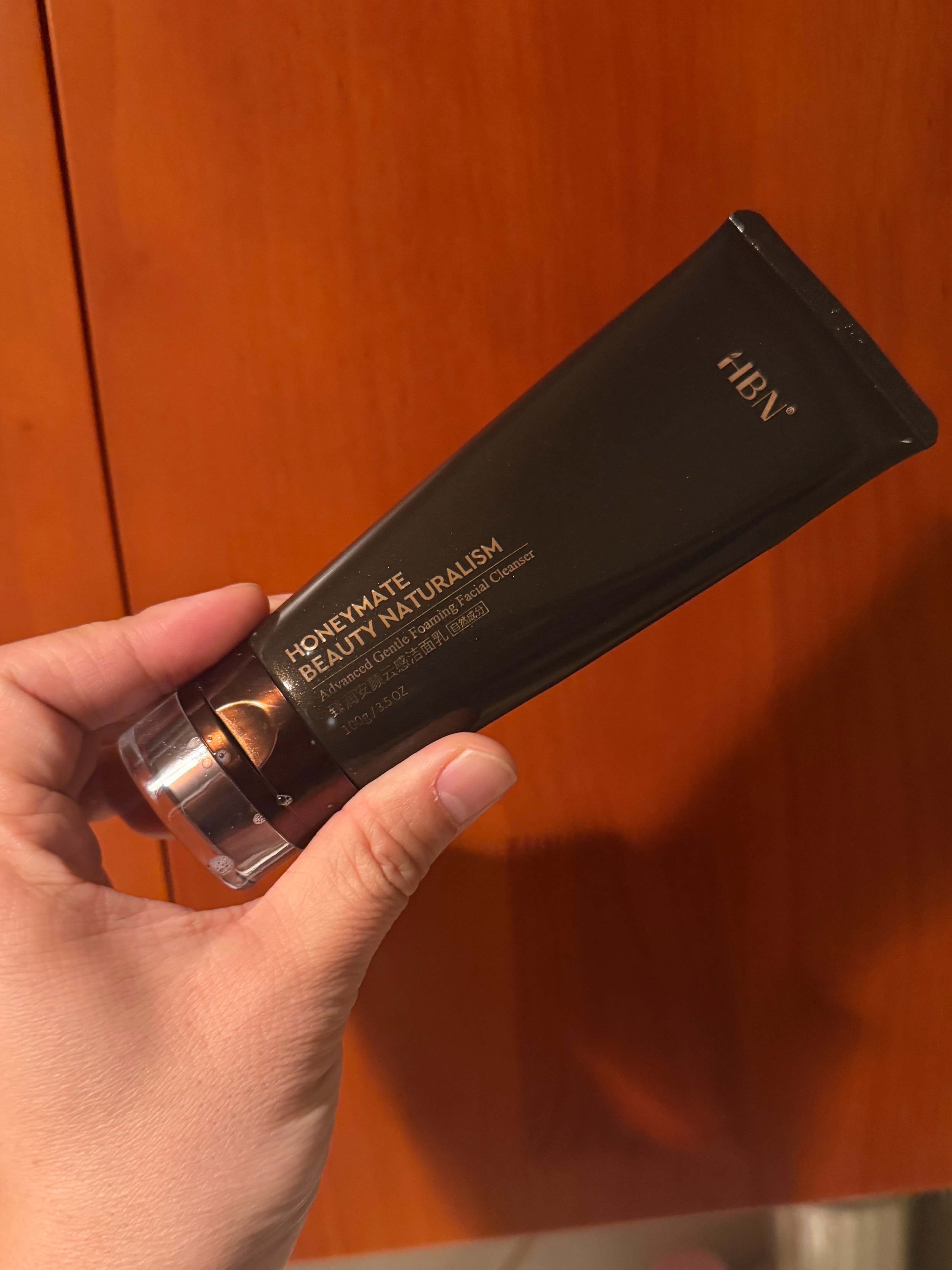 兄弟们，最近用了个新的洁面（HBN）特别不错，我皮肤不是特油，反正洗完挺舒服的，