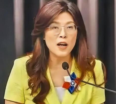 万万没想到，新当选的国民党主席郑丽文，一查底细才发现她不仅是妥妥的“蓝二代”，身