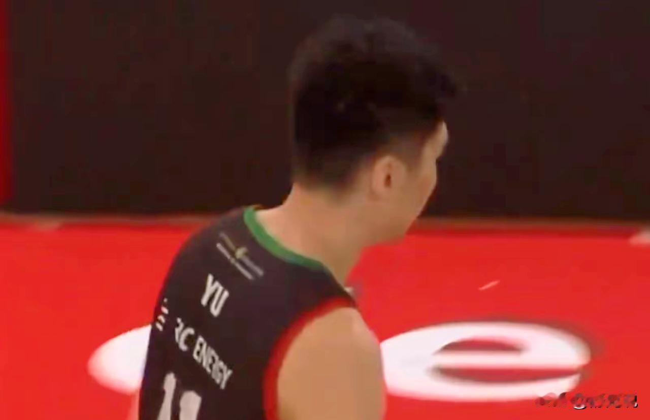 中国男篮最危险的信号，根本不是输球。
 而是余嘉豪这种“未来答案”，在国内几乎看