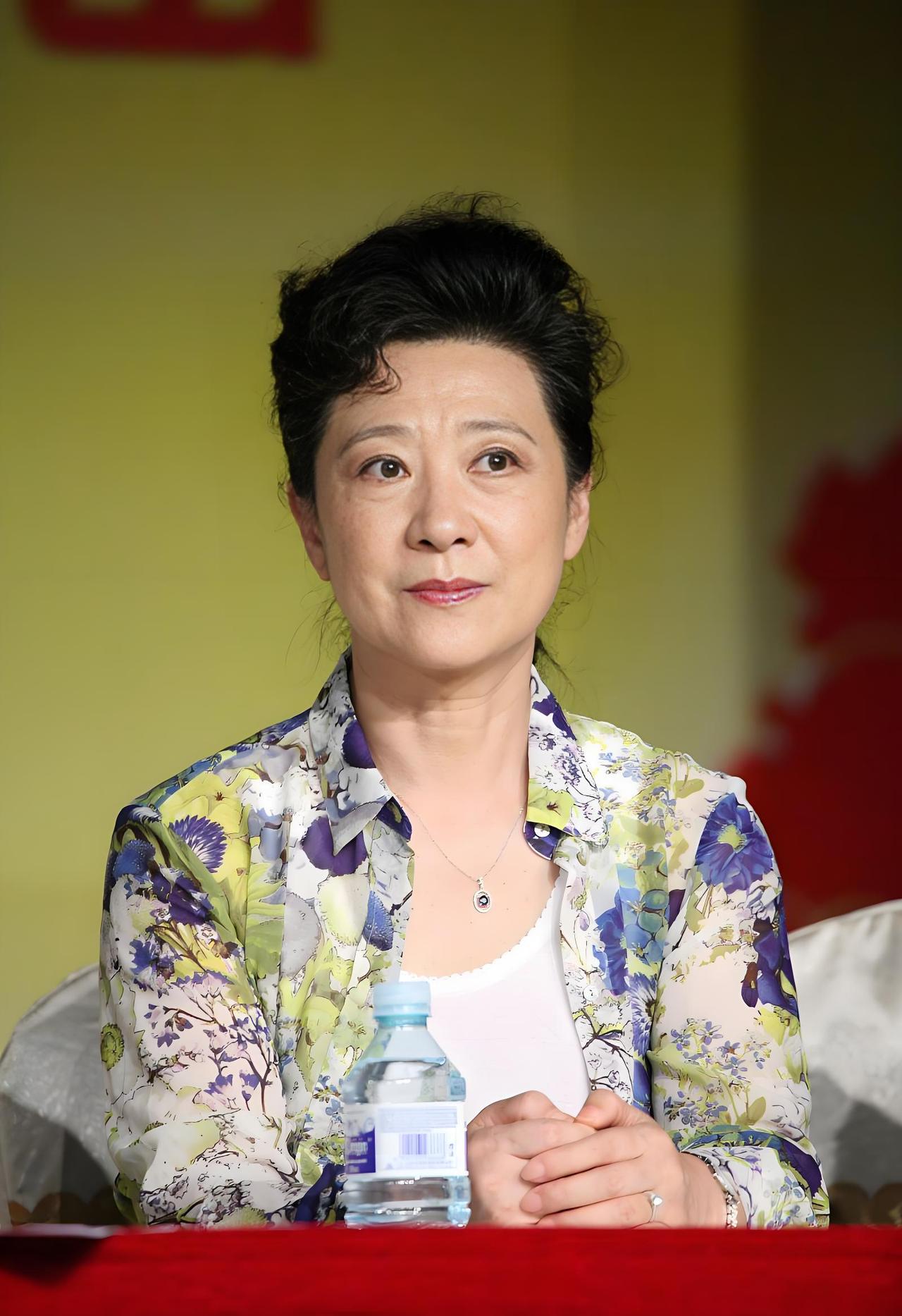 王馥荔，1949年10月22日出生于江苏省徐州市，祖籍天津，毕业于江苏省戏曲学校