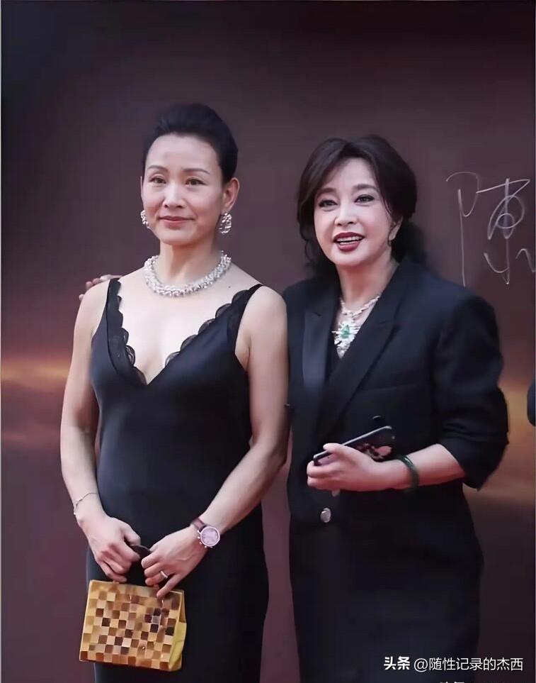 女明星到了一定的年龄还是不要袒胸露背的好，就像照片中的陈冲，她年龄大了穿这种衣服