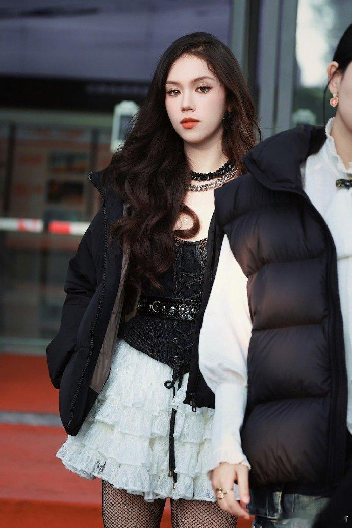 谁懂啊！《声鸣远扬》里的嘉宾们简直是颜值天花板，随便一个镜头都能截成神图，而且业