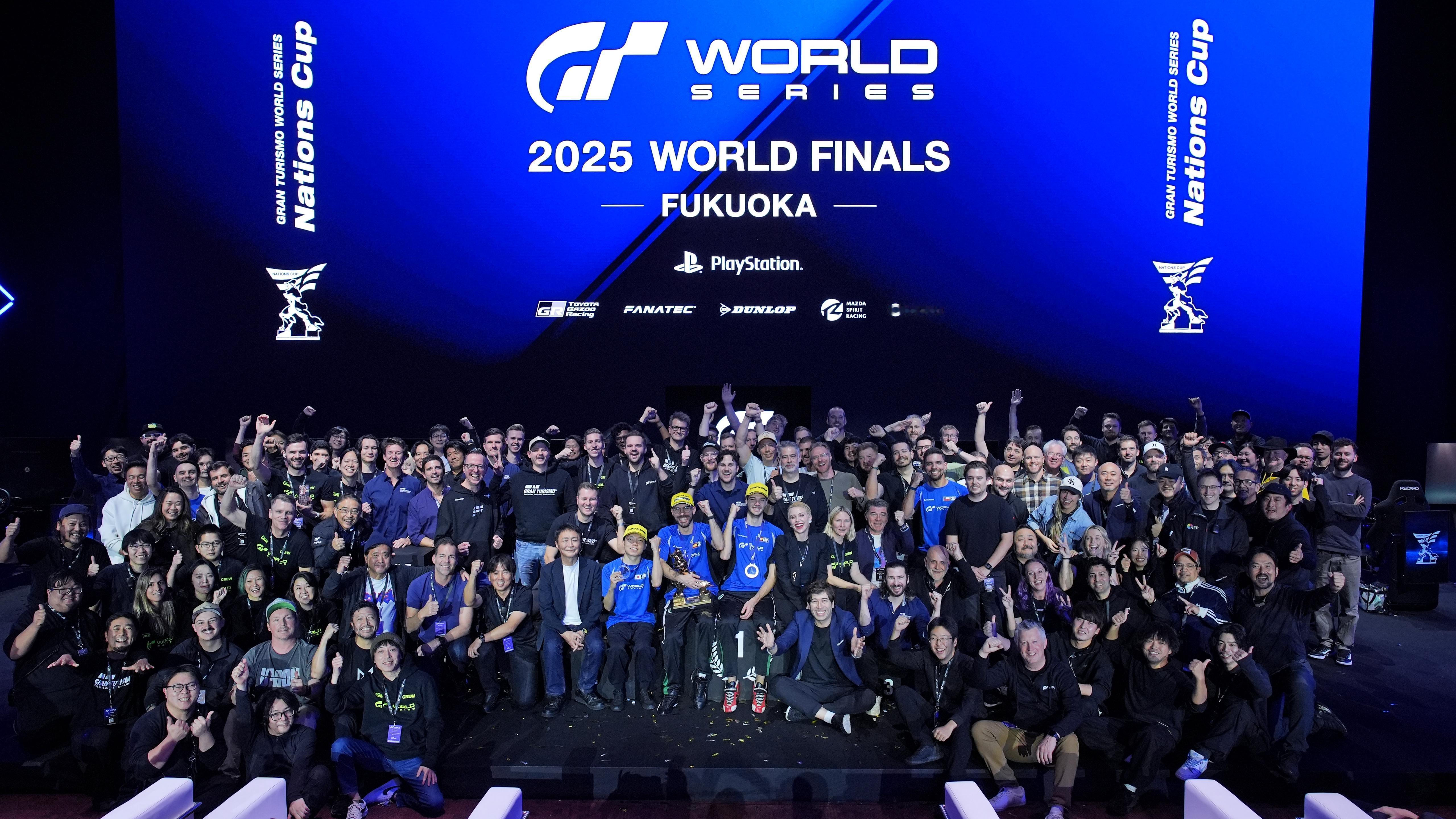 全体幕后工作人员，以及来自全世界各地的解说，齐聚一堂大合影。第一次参与这种世界顶