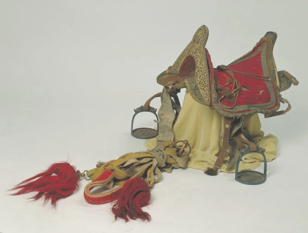 木镶铜镀金镂花纹马鞍