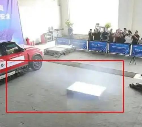 前段时间发生了一件特别搞笑的事，一个名为“中国碰撞维修技术中心”公布了一段视频，