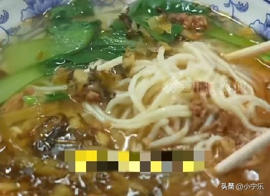 近日，广东广州一面馆老板喊出:“让物价重回90年代”而走红，5元15个水饺，4元