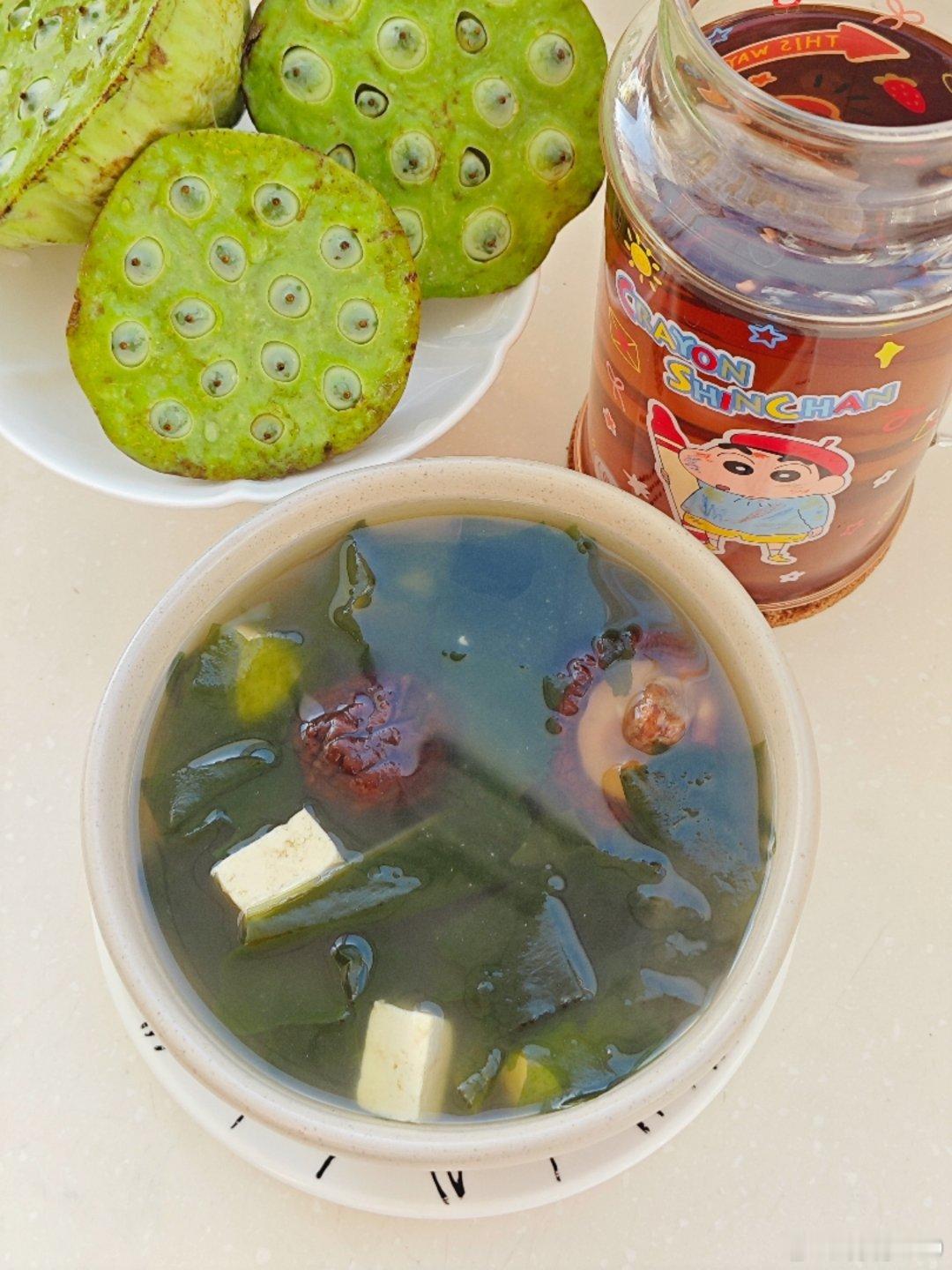 太热了，一点饭都吃不下去泡了点香菇裙带菜，切了半块豆腐煮个汤挺好喝，方便面汤儿味